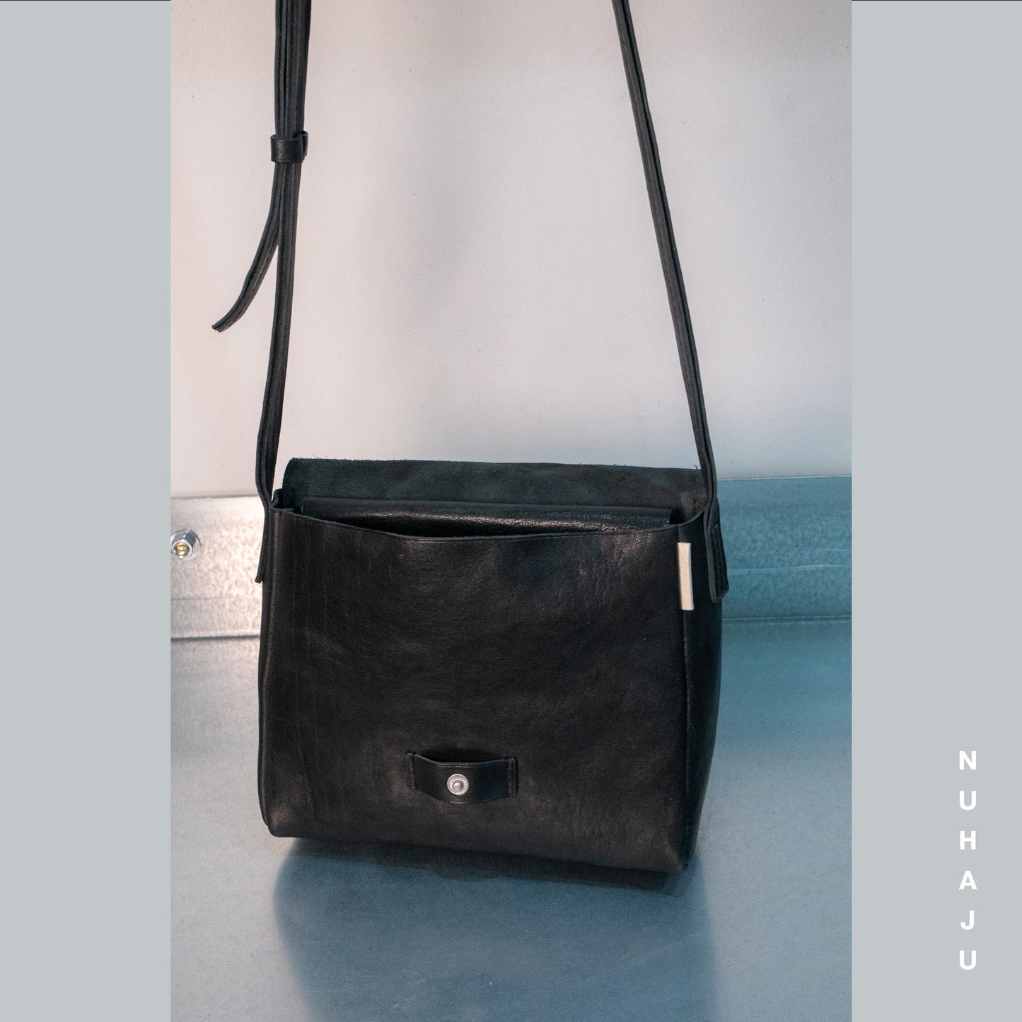 flap bag (black)